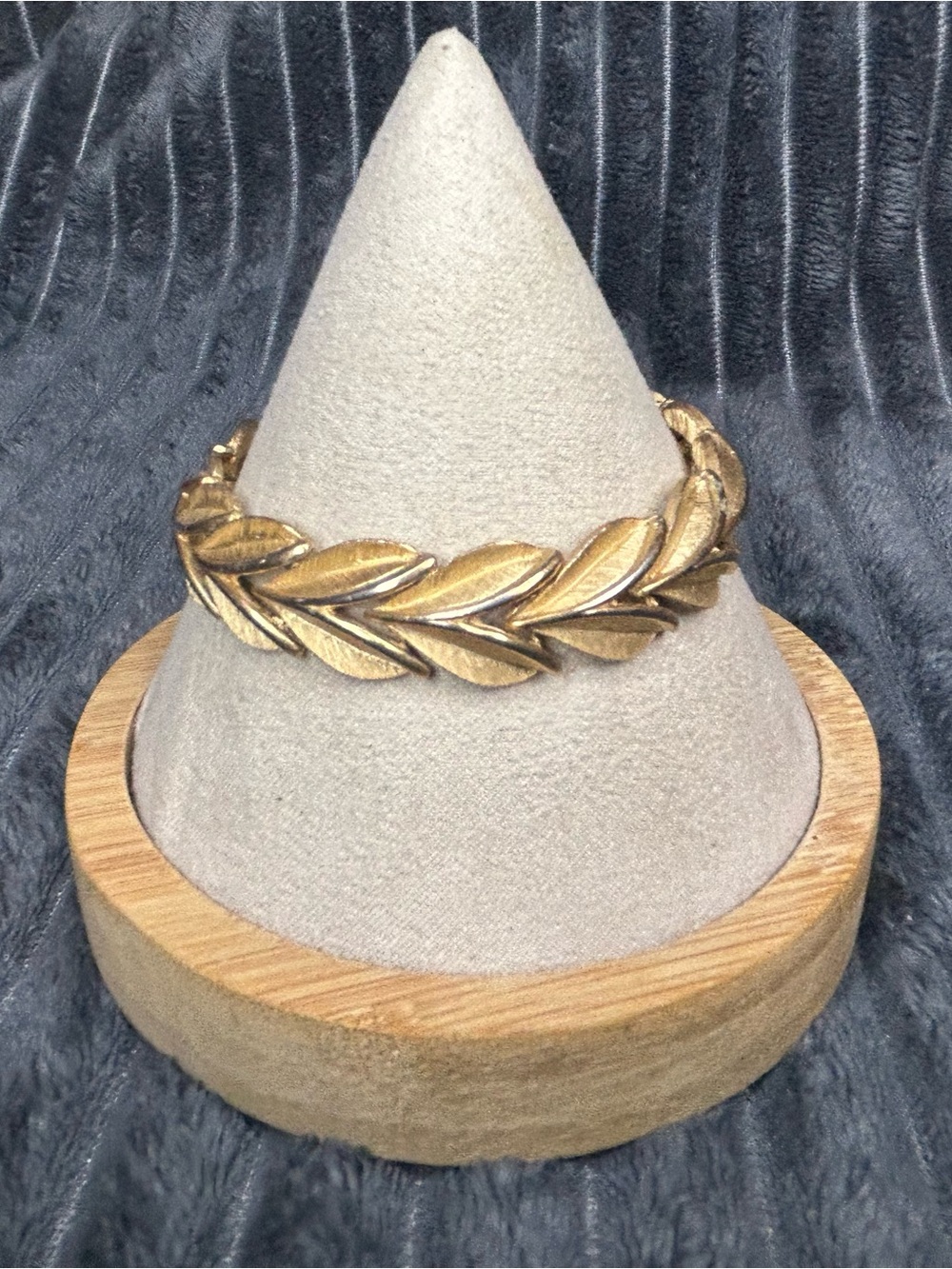 Vintage Style Gold Tone Leaf Link Bracelet